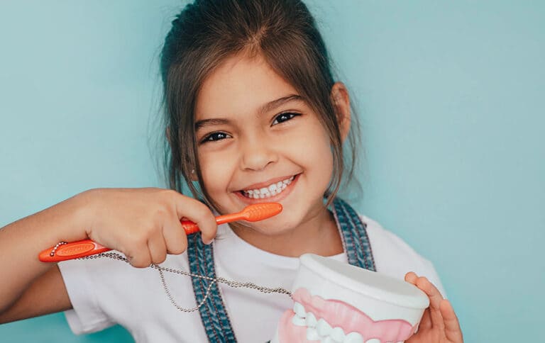 Niño sonriendo mostrando dientes saludables