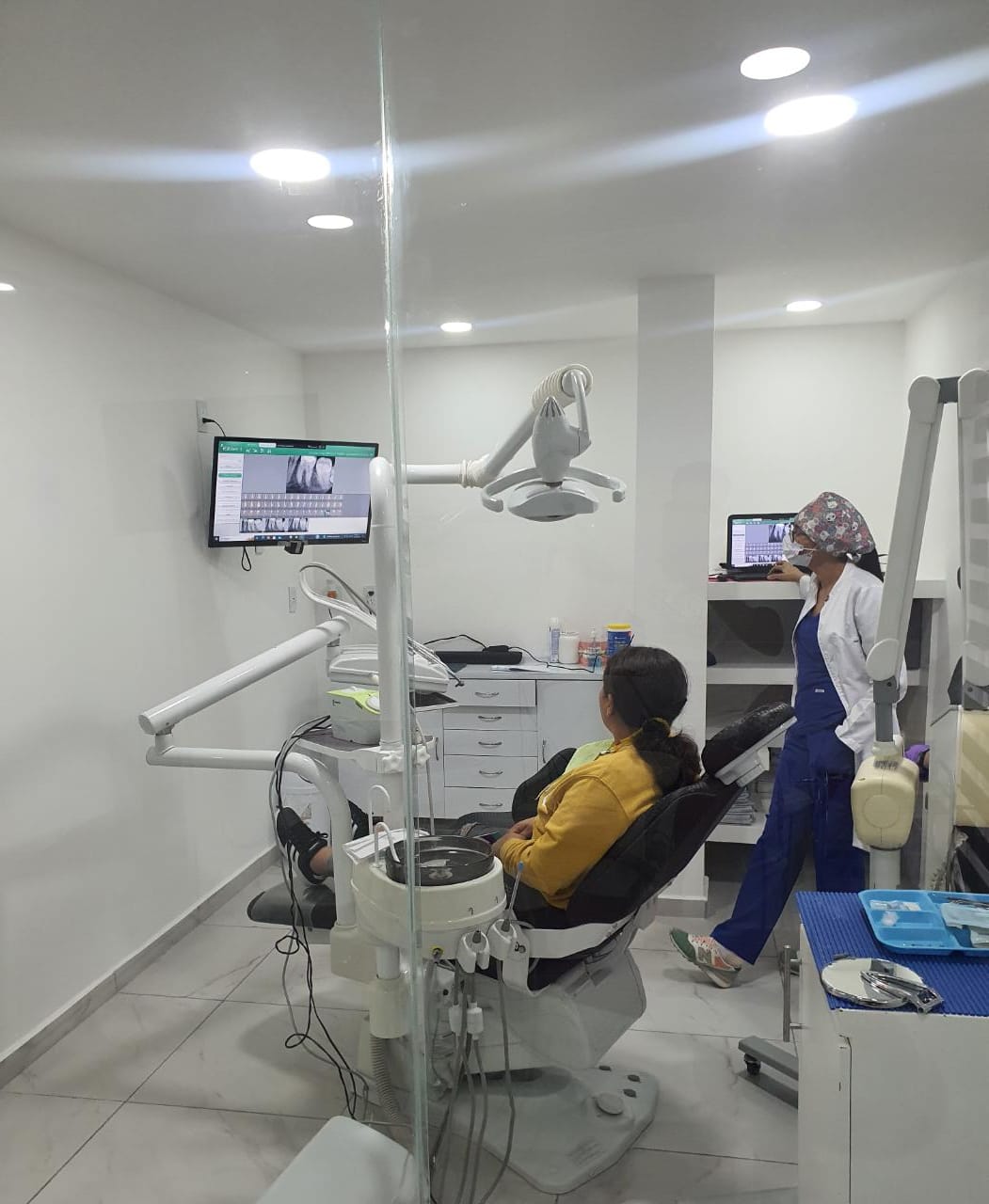 Consultorio dental con atención al paciente